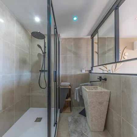 Dionysos Au Village Naturiste 阿格德